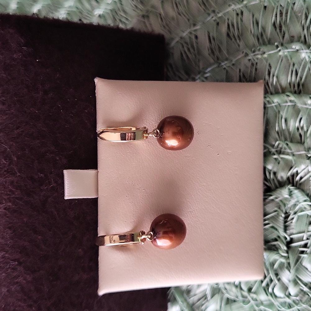 Hoop earrings in 14k, 1", 8 mm chocolate pearl. Yellow gold, chocolate